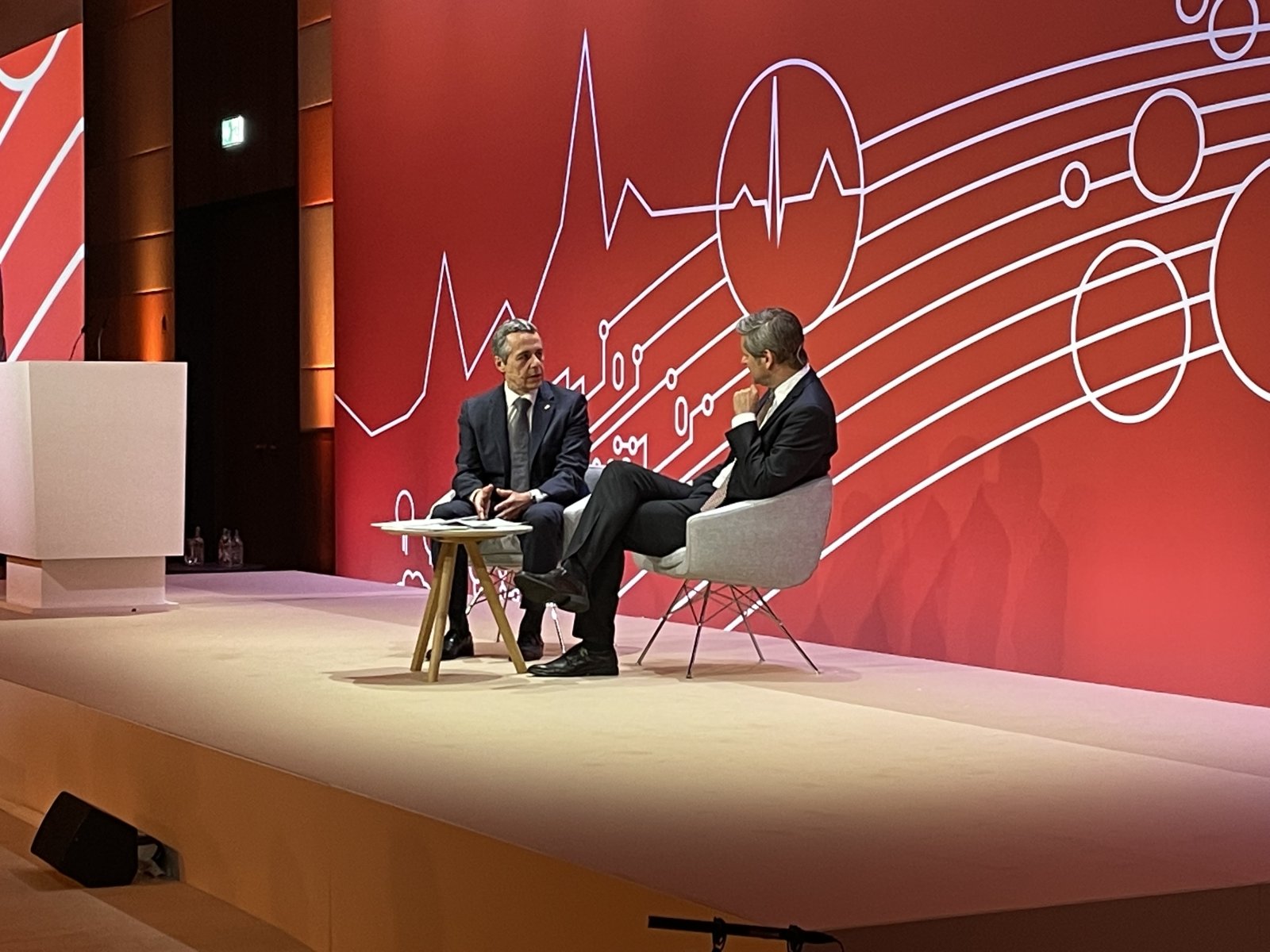 Bundesrat Ignazio Cassis im Gespräch mit Urs Gredig. (Bild: fi.)