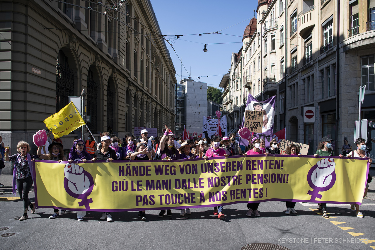 Welche Hände nehmen wem was weg? Demonstration gegen die Erhöhung des Rentenalters für Frauen. Foto: Keystone