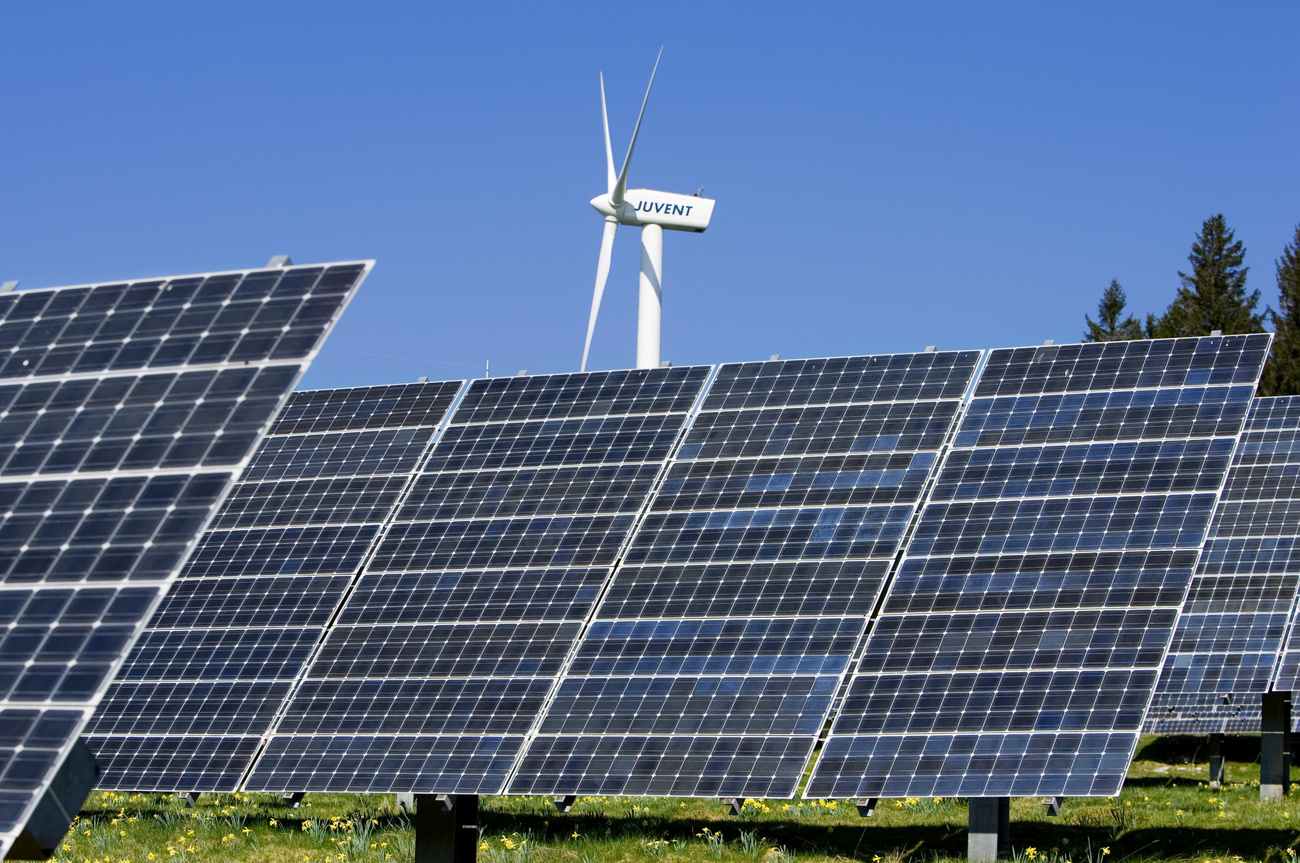 Die Schweizerische Energie-Stiftung redet mit einer tendenziöser Studie die Nachteile von Wind- und Solarenergie klein. Bild: Keystone