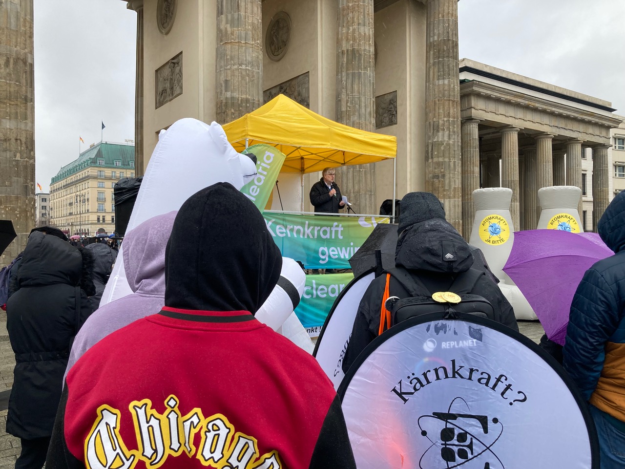 Pro-Kernkraft-Demo in Berlin, anlässlich der Abschaltung der letzten drei Atomkraftwerke in Deutschland.