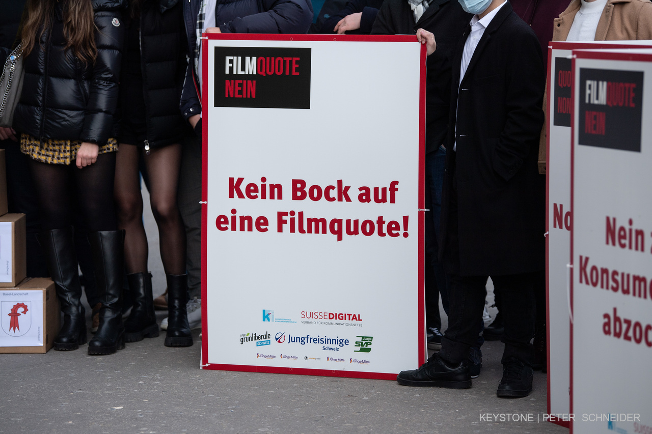 Personen von den Jungfreisinnigen, der Jungen SVP und den Jungen Gruenliberalen reichen mit 65 000 Unterschriften das Referendum gegen das neue Filmgesetz Lex Netflix ein, am Donnerstag, 20. Januar 2021, in Bern. (KEYSTONE/Peter Schneider)