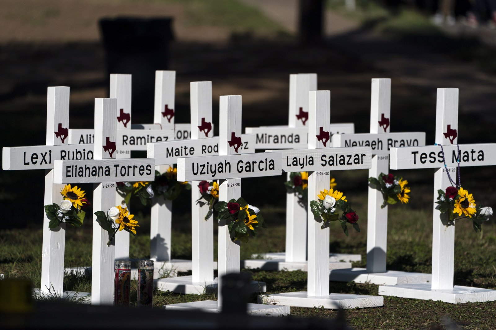 Symbolische Grabkreuze nach dem Amoklauf in Texas, der 19 Schüler und zwei Lehrer das Leben gekostet hat. Bild: Keystone