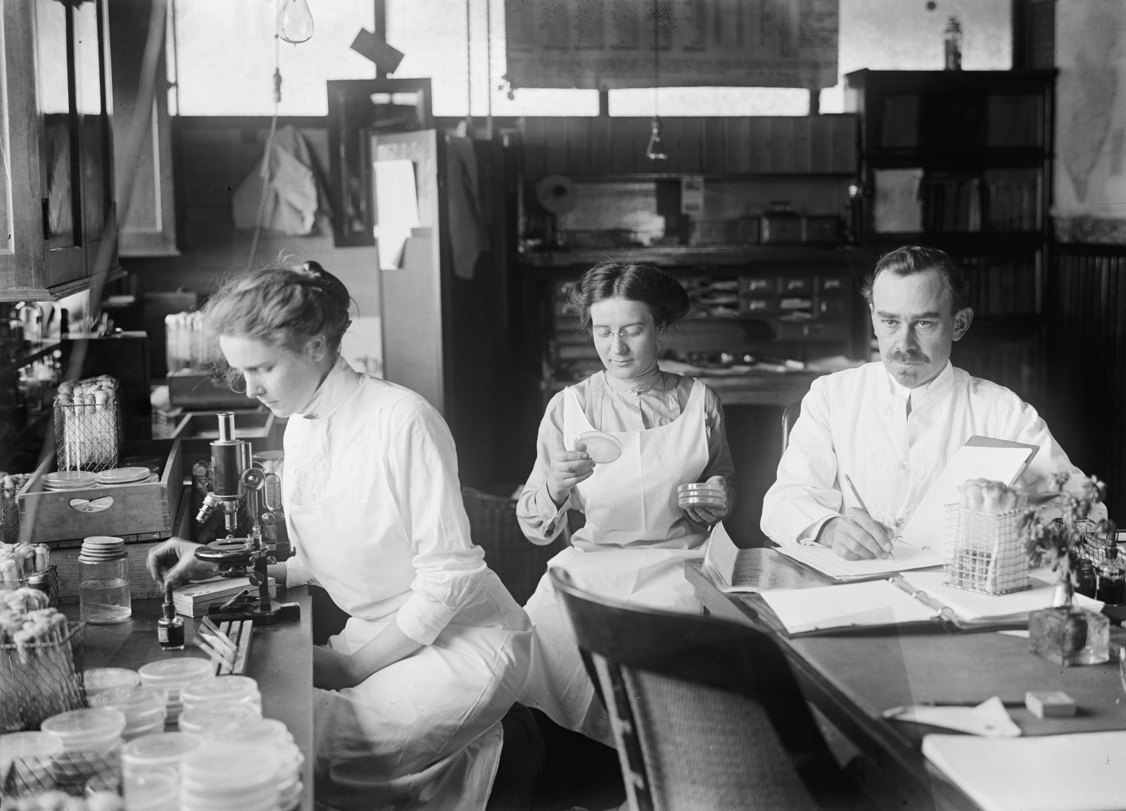 Frauen und Männer gemeinsam in der Bakterienforschung in den USA im Jahr 1912. Bild: Keystone