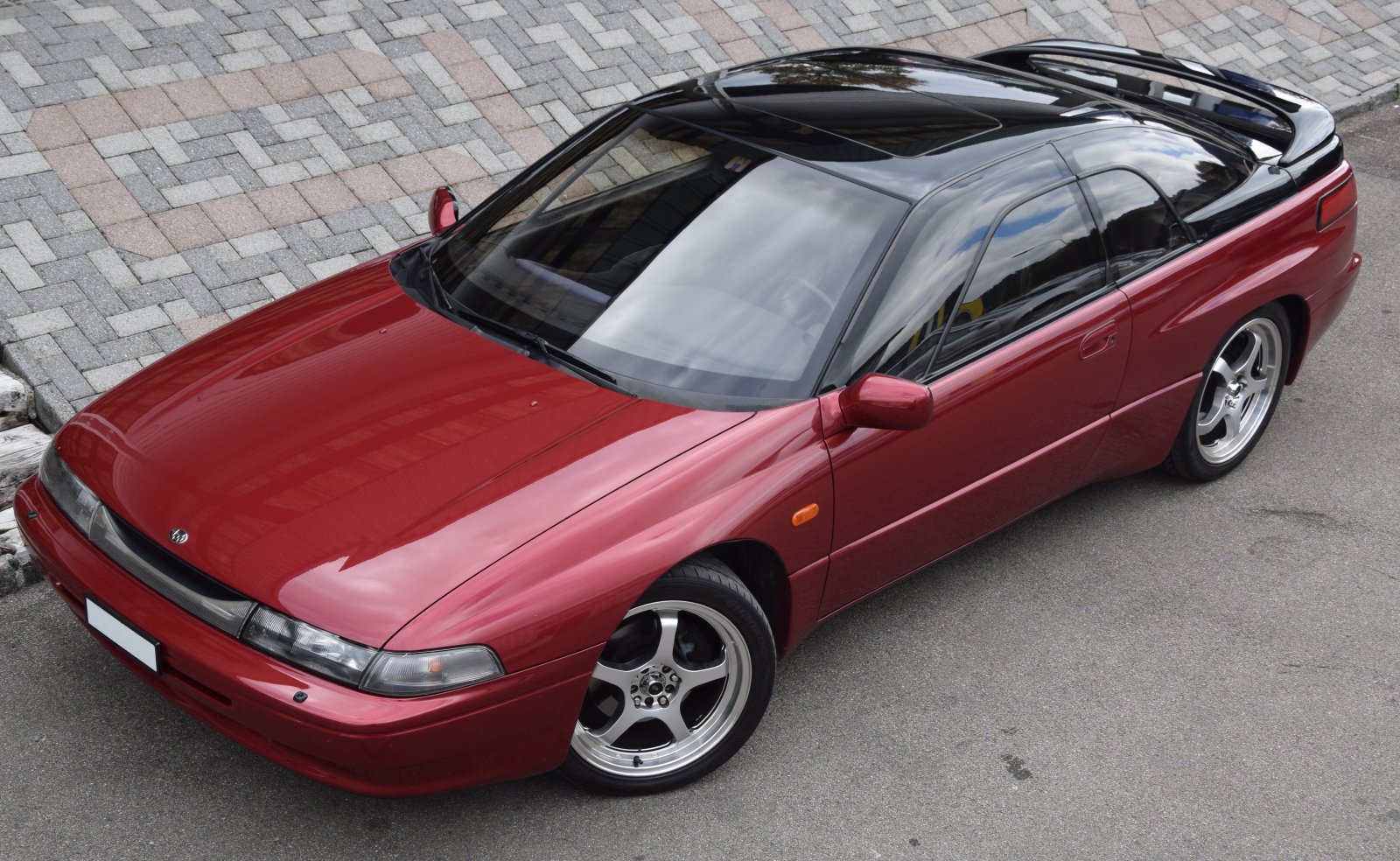 Mit der roten Aussenfarbe fällt der SVX entsprechend seiner technischen Bedeutung heute etwas eindrücklicher auf.