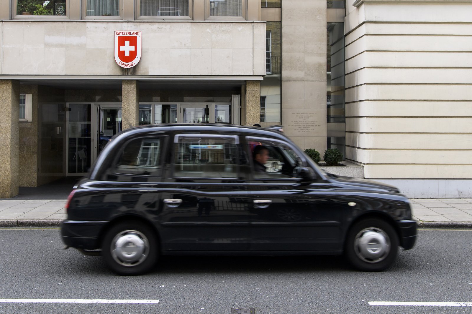 Wie wird sich die Beziehung entwickeln? Ein Londoner Cab, auch bekannt als Hackney Carriage, vor der Schweizer Botschaft. Bild. Keystone-SDA