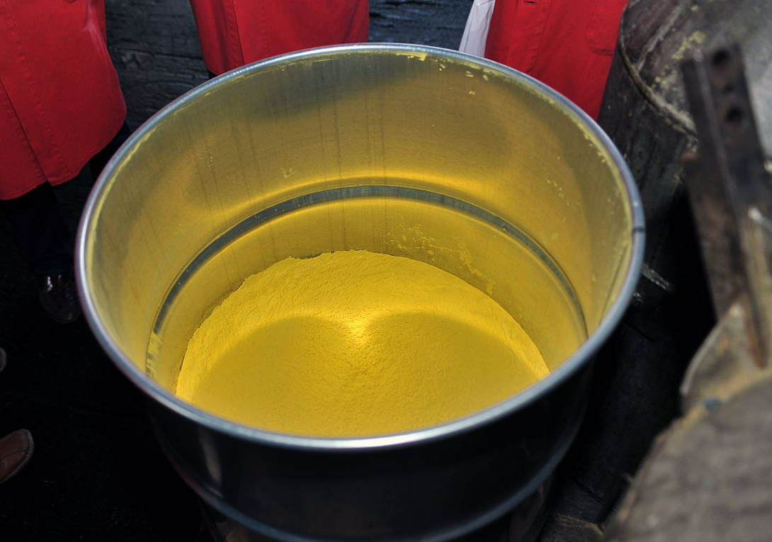 Yellowcake, ein Pulver aus Uranverbindungen, ist der Ausgansstoff für die Herstsellung von Kernbrennstoff. Bild: Wikipedia