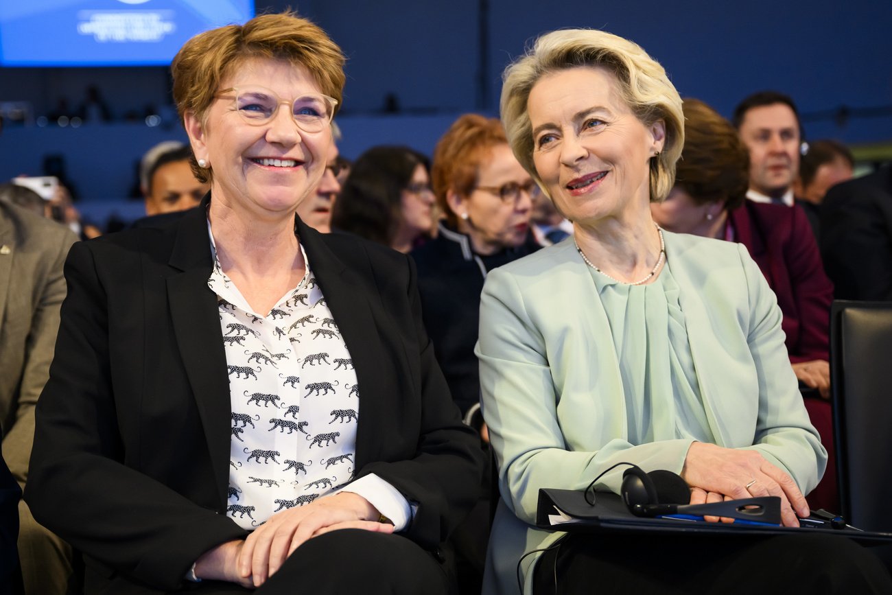 Haben Telefonnummern ausgetauscht, um bei Problemen die Verhandlungen voranzutreiben: Bundespräsidentin Viola Amherd und EU-Kommissionspräsidentin Ursula von der Leyen. (Bild: Keystone)