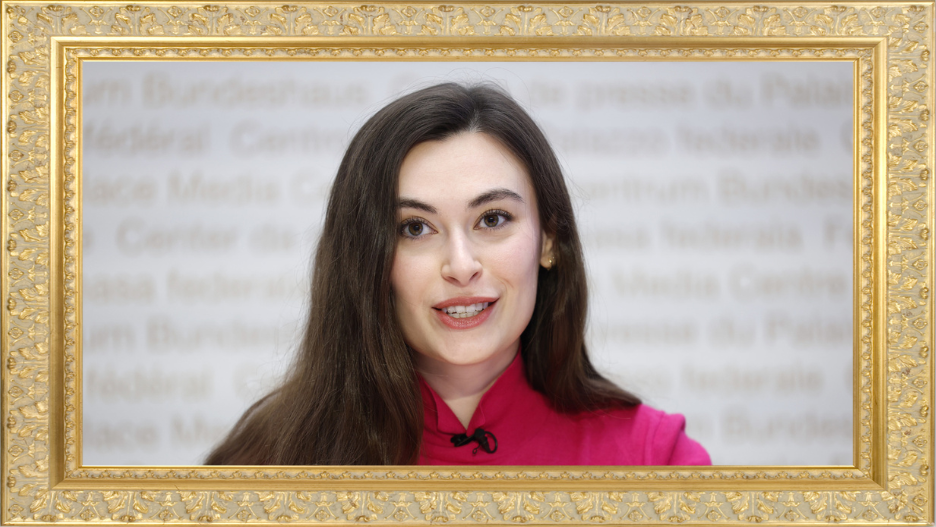 Sanija Ameti, Co-Präsidentin von Operation Libero, schiesst auf ein Madonnenbild. Bild: Keystone