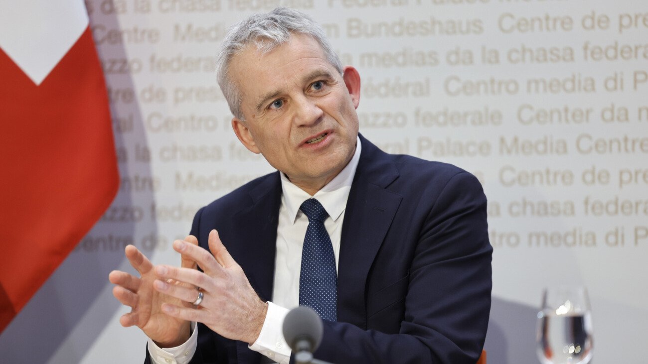 Bundesrat Jans schaut aus dem sozialdemokratischen Blickwinkel auf Statistiken zur Asylkriminalität. Bild: Keystone