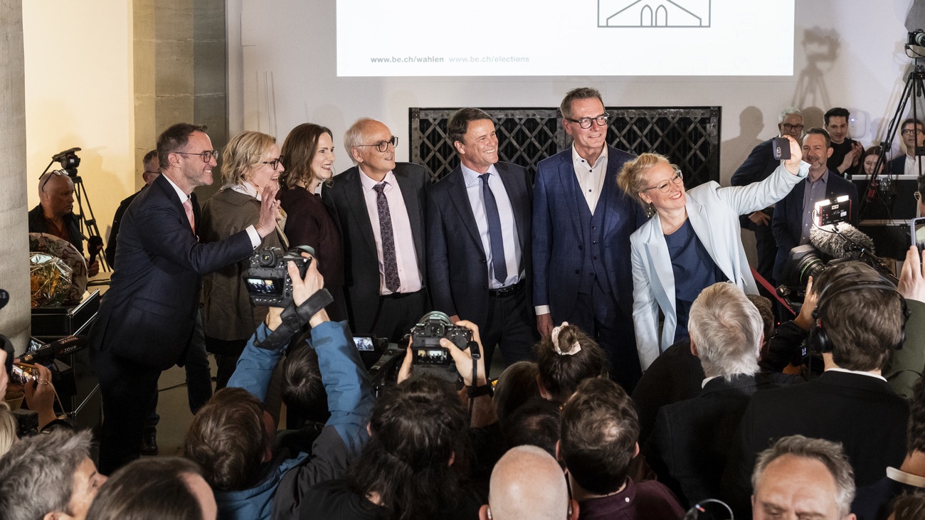 Aline Trede (Grüne) macht ein Selfie. Die Bürgerlichen sind beeindruckt. Bild: Keystone