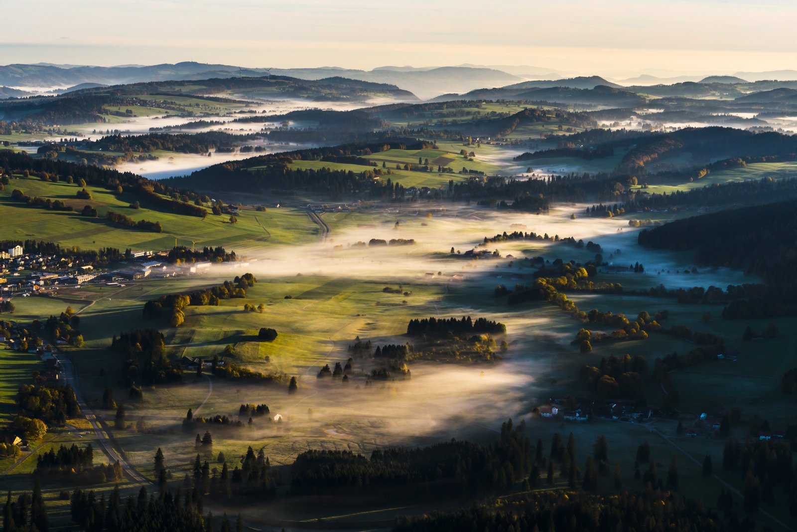 Vernetzte, kleine Schweiz: Ein Blick über den Jura hinweg in der Region bei Les Breuleux, der Heimat von Bundesrätin Elisabeth Baume-Schneider. Bild: Kestone