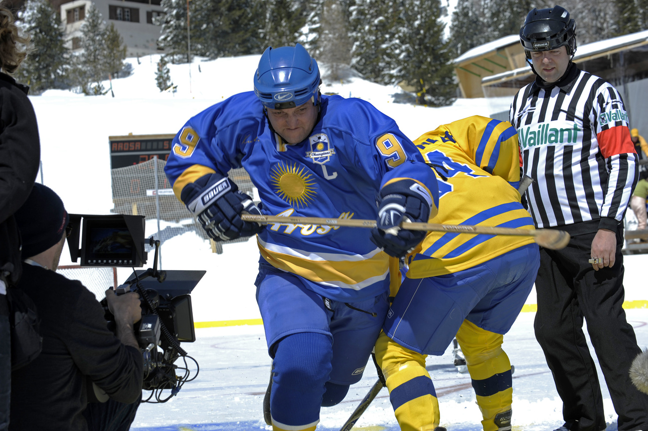 Marco Rima kämpft weiter, wie hier nach einem gewonnenen Bully bei den Dreharbeiten zur Eishockey-Komödie «Champions» (Bild: Keystone)