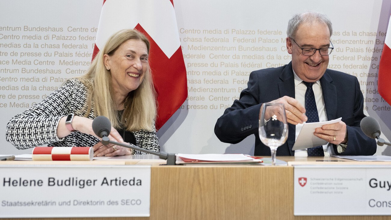 SECO-Direktorin Helene Budliger und Bundesrat Guy Parmelin informieren über die 14 Massnahmen an einer Medienkonferenz. Bild: Keystone