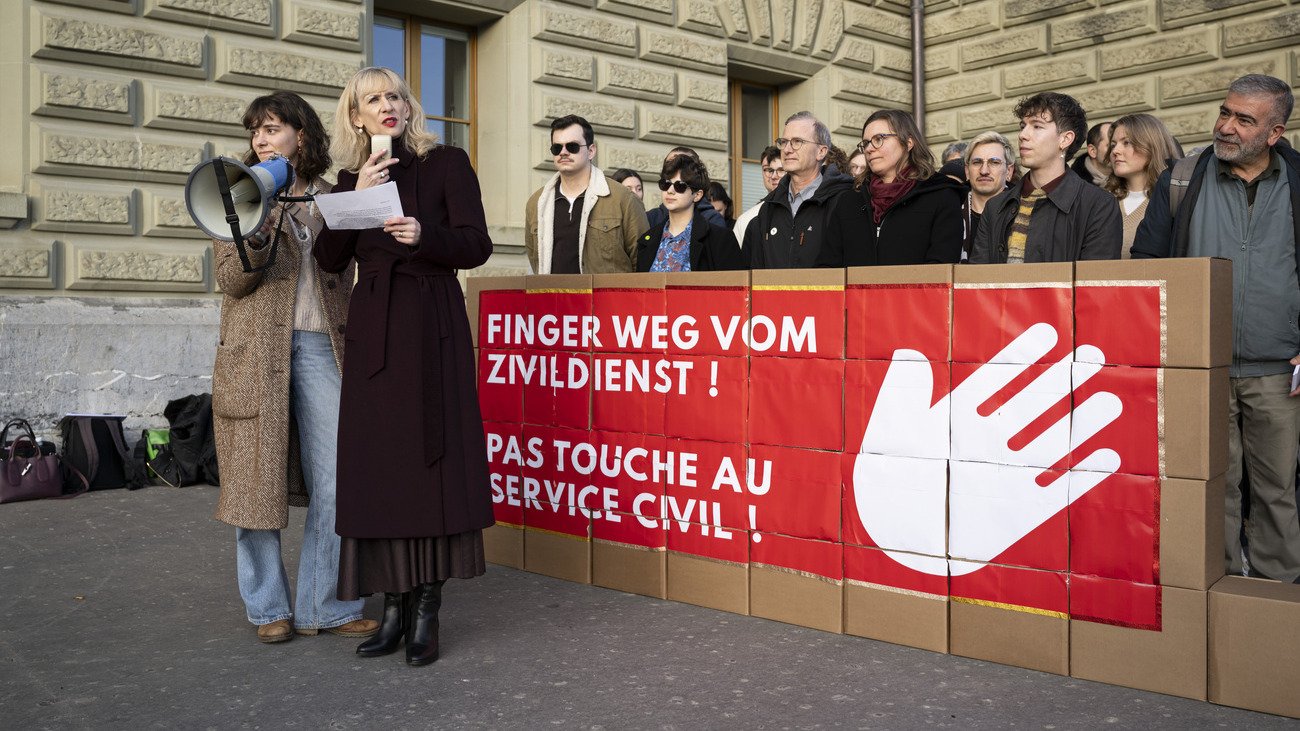 Im Januar wurde das Referendum von SP, Grüne, Zivildienstverband und weiteren eingereicht. Bild: Keystone