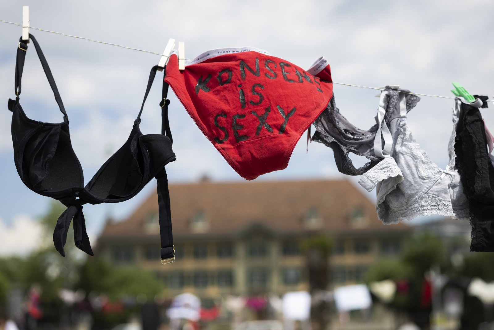 Vor dem Beischlaf miteinander reden: Wäscheleineaktion in Bern zur Petition «Nur Ja heisst Ja». Bild: Keystone