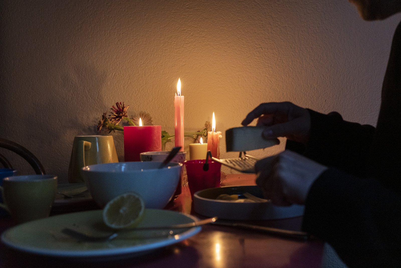 Das romantische Neujahrsessen bei Kerzenlicht: Nur etwas für Extrem-Stromsparer (Quelle: Keystone)