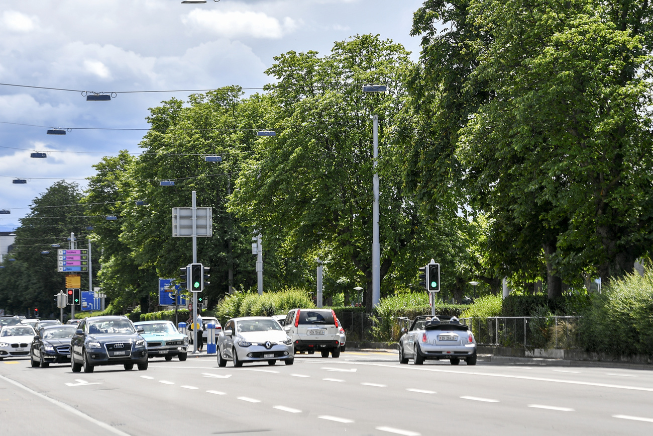 Für Autos werde es einen massiven Rückbau der Strassen geben, droht ETH-Professor Kay Axhausen. Was für Zürich gilt (im Bild die Bellerivestrasse), gilt generell in den Städten. (Bild: Keystone)