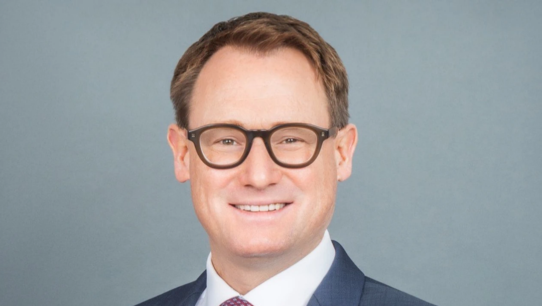 Für den Gewerbeverband geht Bundesrat Albert Rösti mit der Senkung der Serafe-Gebühren nicht weit genug. Bild: Keystone