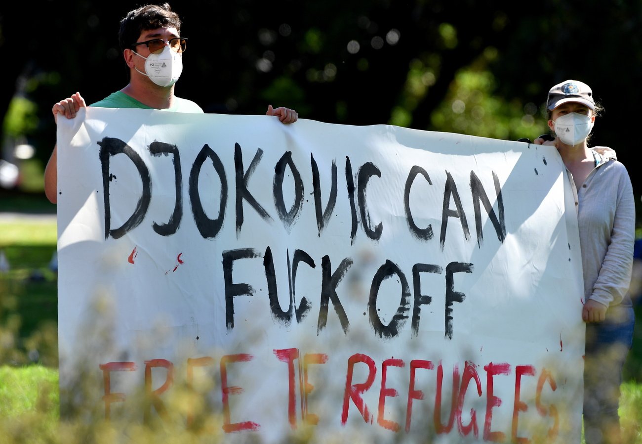 Proteste gegen Novak Djokovic im Januar 2022 im australischen Melbourne. Bild: Keystone