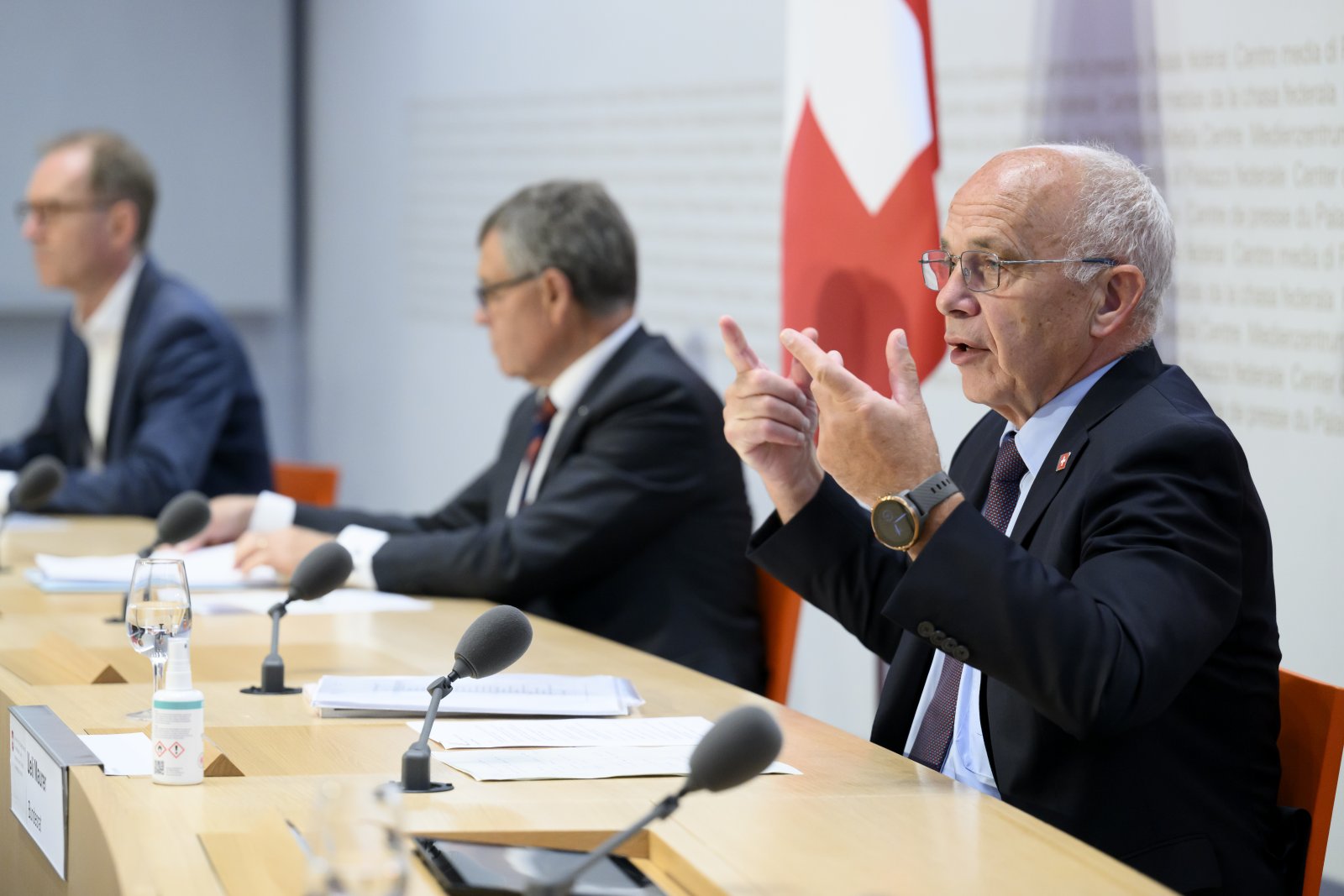 Bundesrat Ueli Maurer, Regierungsrat Ernst Stocker und Stadtrat Daniel Leupi (von rechts) erläutern die Vorlage. (Bild Keystone)