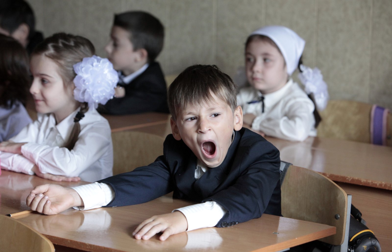 Zu jung für eine Schullaufbahn. Mittlerweile schicken 17 Prozent der Eltern ihre Kinder ein Jahr später in die Schule. (Bild: Keystone)