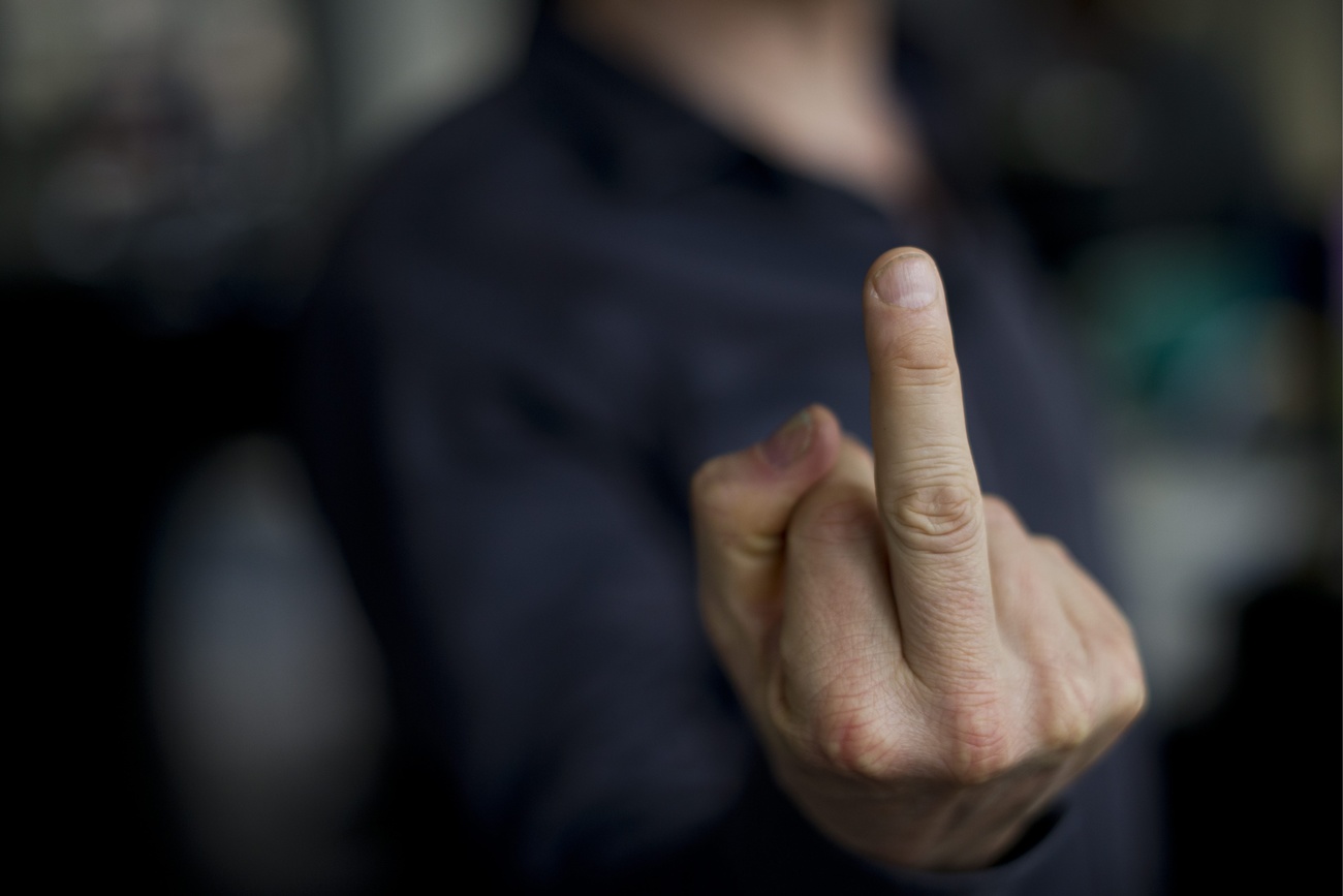 Einen Mittelfinger zeigte AL-Hugentobler seinem Ratskollegen Daniel Oswald (SVP)  während der Debatte im Gemeinderat Winterthur (Bild: Keystone).