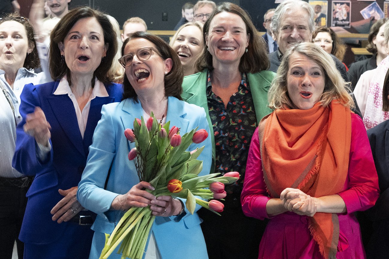 Eine Siegerin lässt sich feiern. Susanne Vincenz-Stauffacher, Co-Präsidentin der FDP. Bild: Keystone