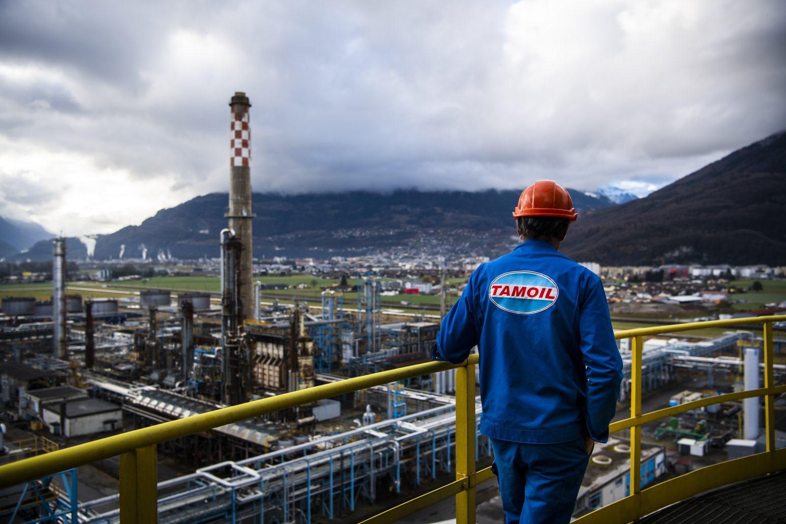 Ein Arbeiter blick auf die 2015 stillgelegte Ölraffinerie von Tamoil in Collombey, Wallis. Bild: Keystone