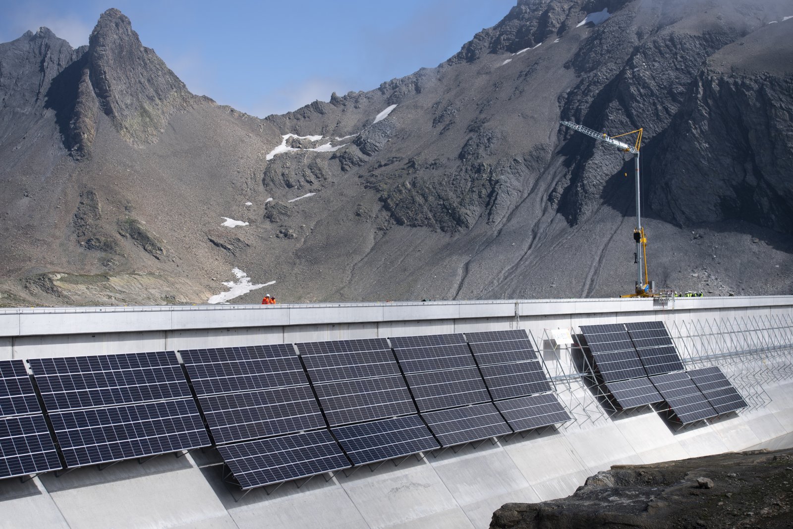 Alpiner Solarstrom – wie hier am Muttsee im Kanton Glarus – ist wohl kaum die Lösung für die Schweizer Stromkrise. Bild: Keystone
