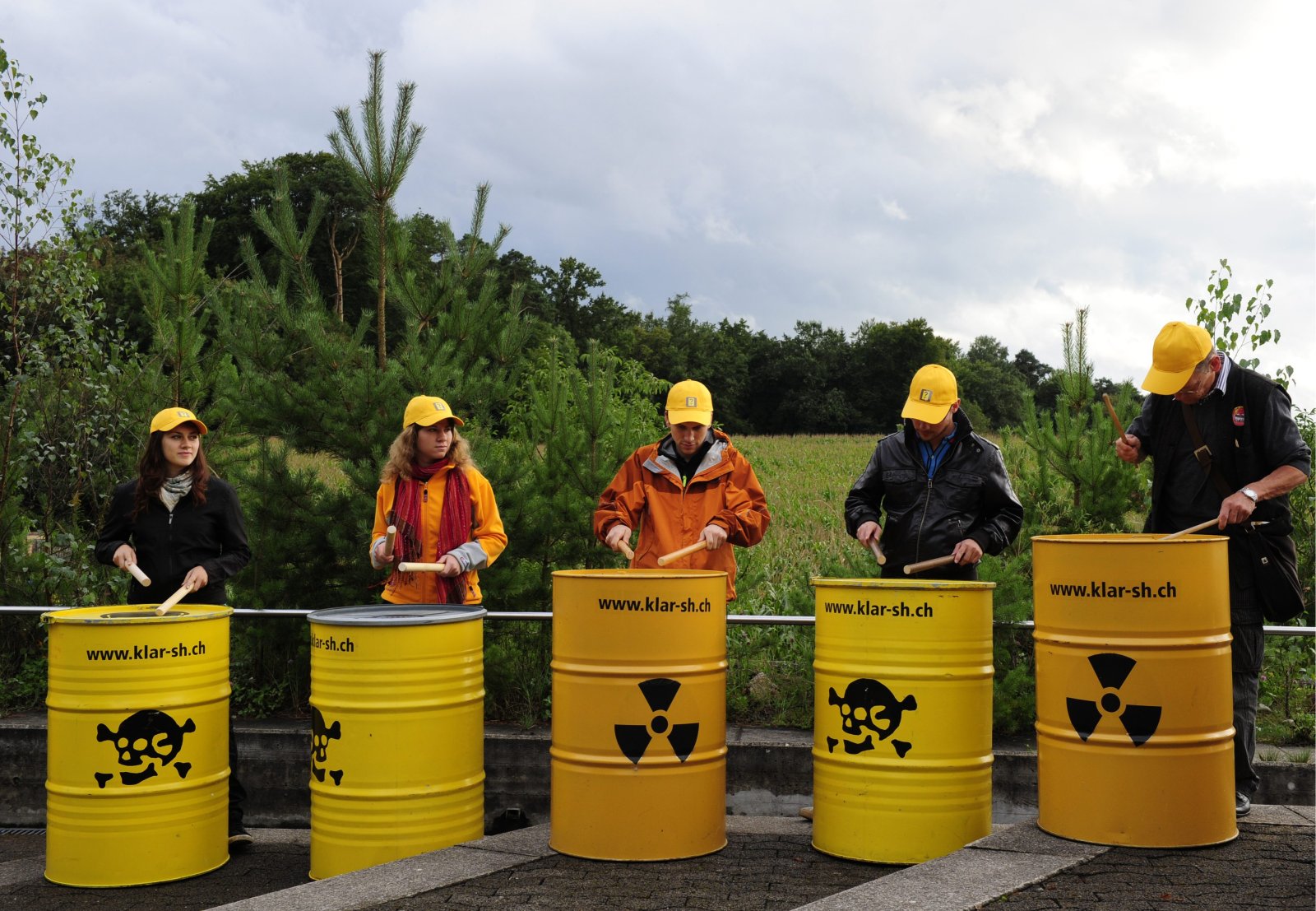 Nach einigen hundert Jahren ist fast keine Strahlung mehr da: Protestaktion gegen Atomabfälle in Trüllikon (ZH). Bild: Keystone