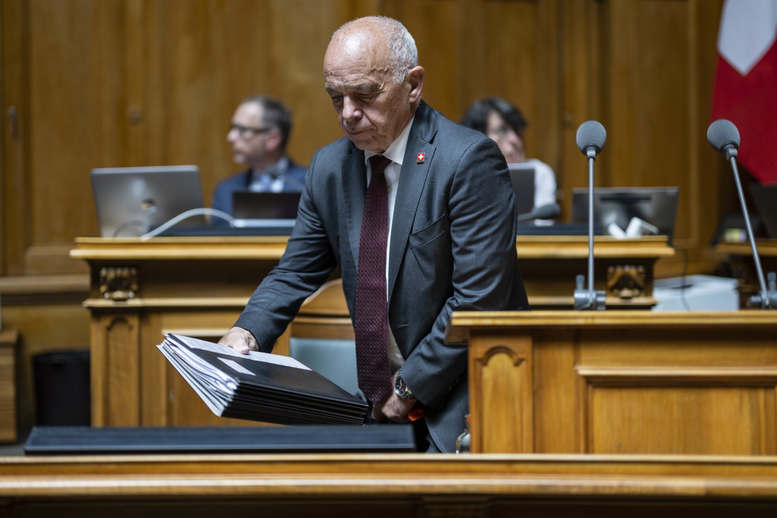 Ueli Maurer nimmt im Nationalrat Platz zur Debatte über die Staatsrechnung 2021. (Bild: Keystone)