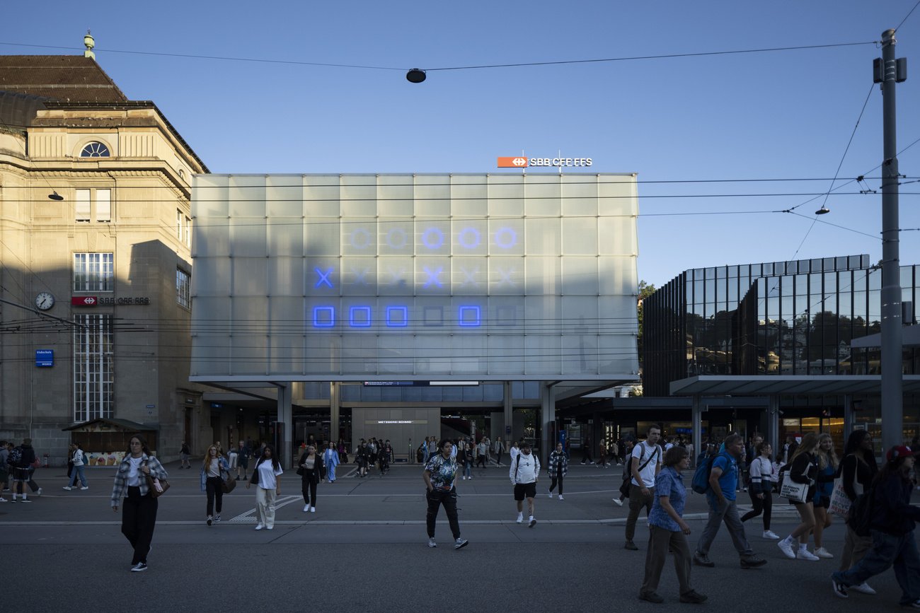 Am Bahnhof St. Gallen kam es nach einer Schlägerei unter Asylbewerbern zu Spitaleinweisungen und Festnahmen von vier Algeriern. (Bild: Keystone)