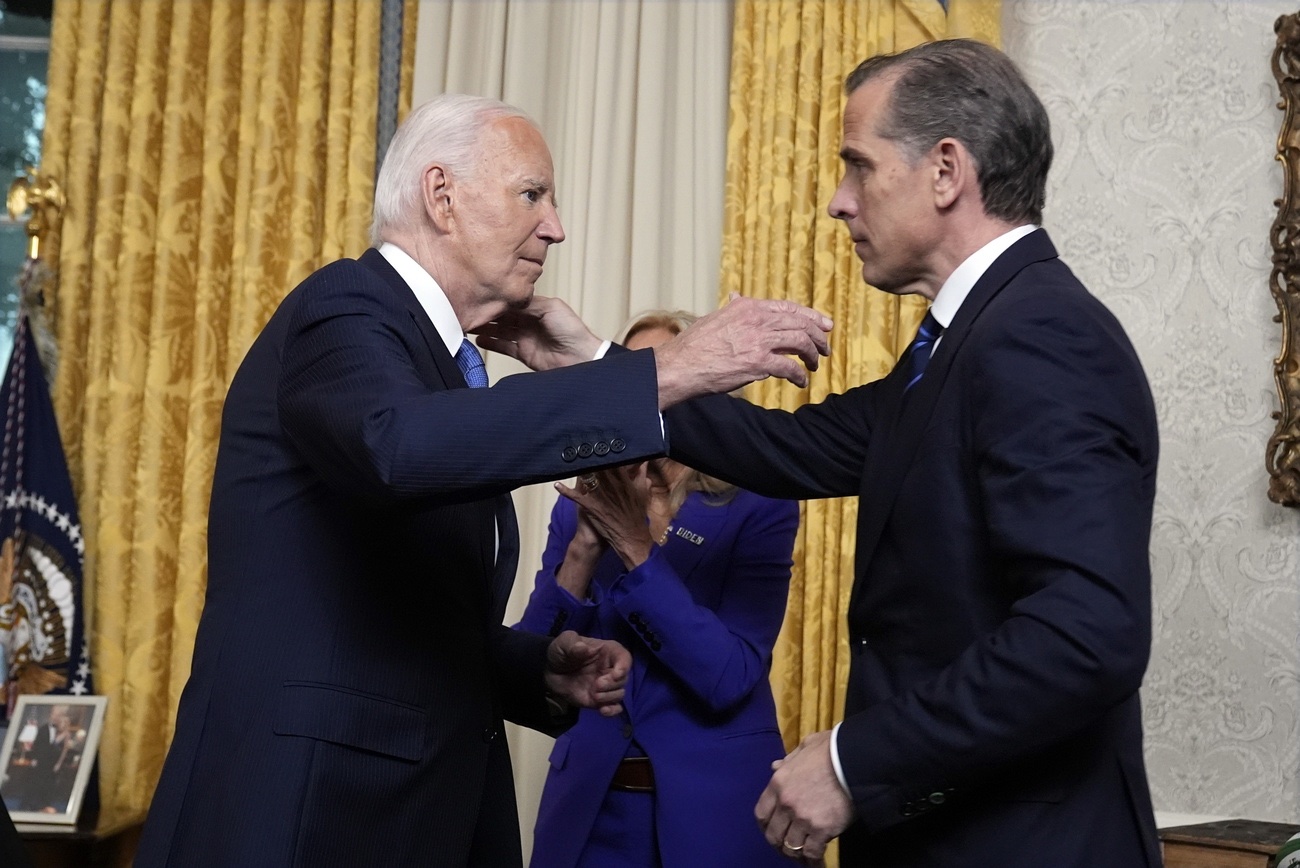 Vater und Sohn: Joe Biden im Gespräch mit Hunter Biden. Bild: Keystone