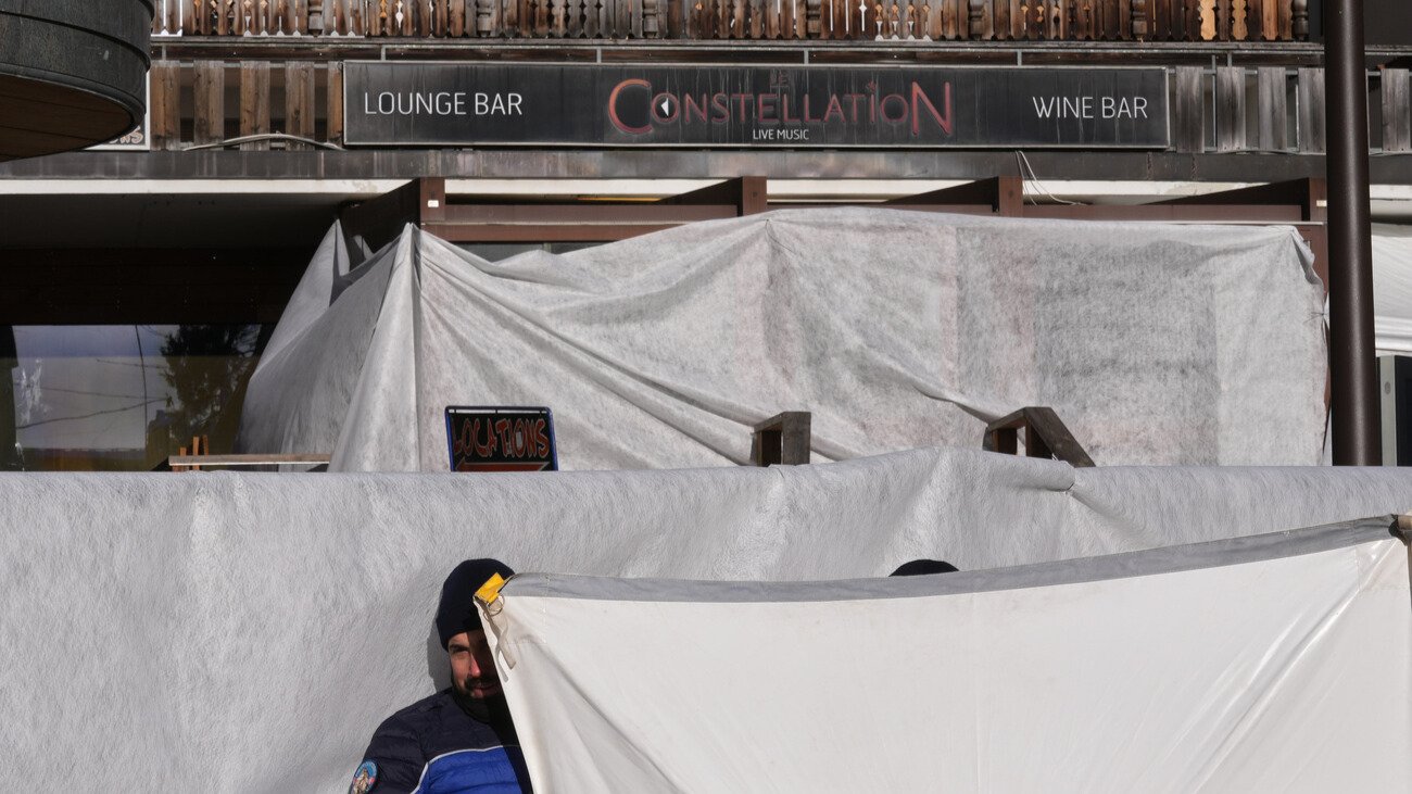 Ort des Grauens. Die Bar «Le Constellation» nach dem Brand. Bild: Keystone