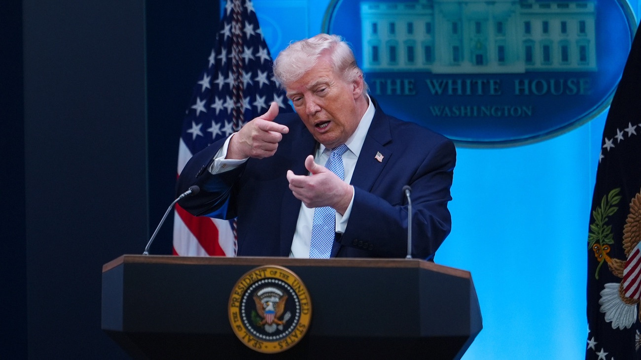 Trump Always Chickens Out. Herr des TACO. US-Präsident beim Drohen. Bild: Keystone