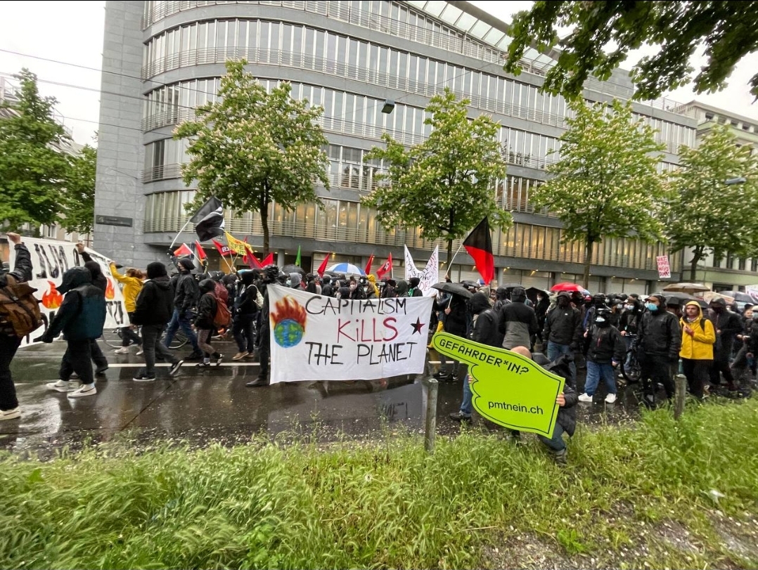 Zwei Anliegen, eine Demo: Gegner des PMT-Gesetz und Klimaaktivisten in Zürich. Bild: Sandro Frei