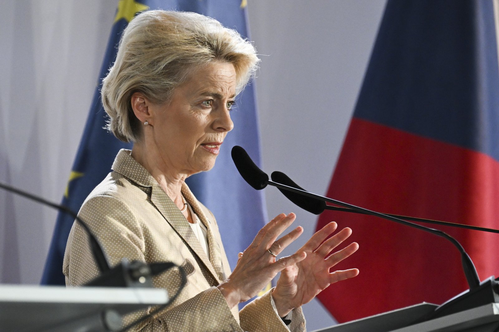 Die EU-Kommission, im Bild deren Präsidentin Ursula von der Leyen, untersagt in einer Verordnung die Rechtsberatung für juristische Personen aus Russland. (Bild: Keystone)