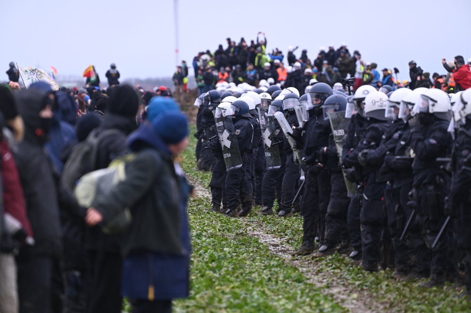 Zusammenstösse zwischen Klimademonstranten und Polizisten im deutschen Lützerath, 14. Januar 2023. Bild: Keystone
