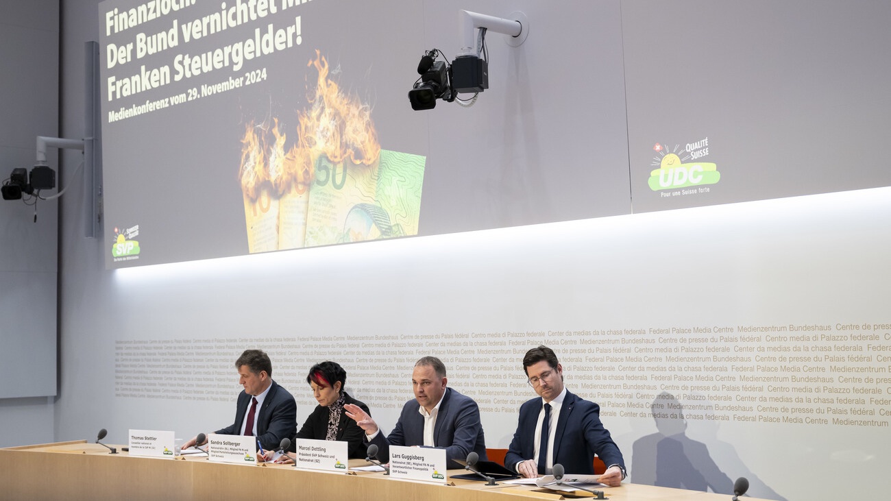 Parteipräsident Marcel Dettling spricht neben Nationalrat Thomas Stettler, Nationalrätin Sandra Sollberger, und Nationalrat Lars Guggisberg an der heutigen Medienkonferenz. Bild: Keystone