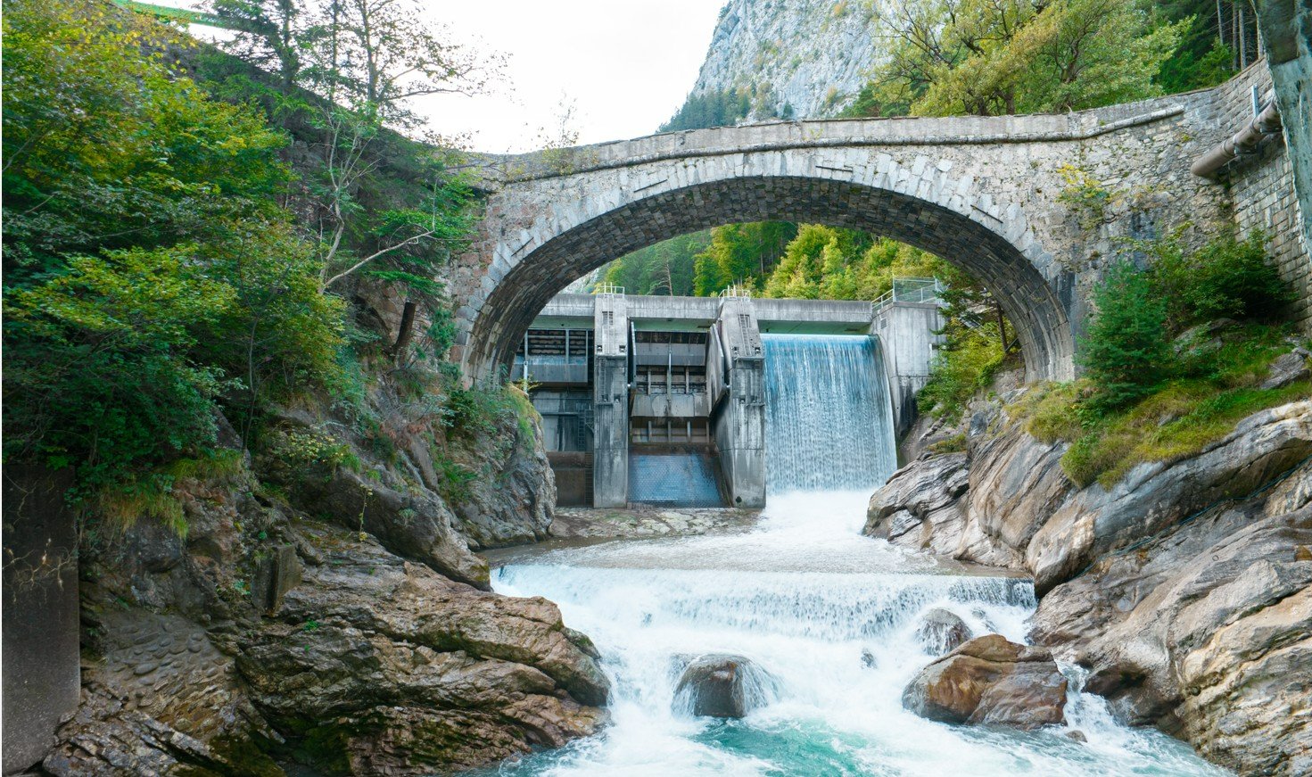 Das Simmewehr bei Wimmis BE soll für 55 Millionen Franken abgerissen werden. Bild: BKW