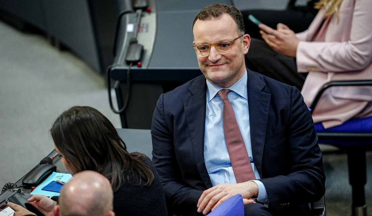 Politiker sind nur dann glaubwürdig, wenn auch ihr privates Handeln einigermassen mit den Standpunkten übereinstimmt, die sie und ihre Partei vertreten: Jens Spahn (CDU) im deutschen Bundestag. Bild: Keystone