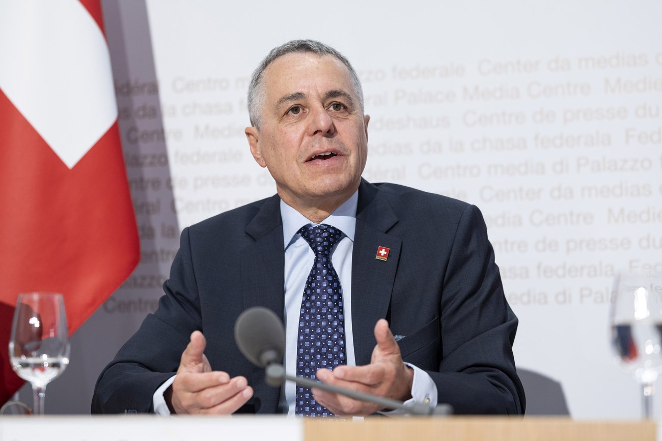 FDP-Bundesrat Ignazio Cassis erklärt die Argumente der Landesregierung gegen die «Neutralitäts-Initiative». Bild: Keystone