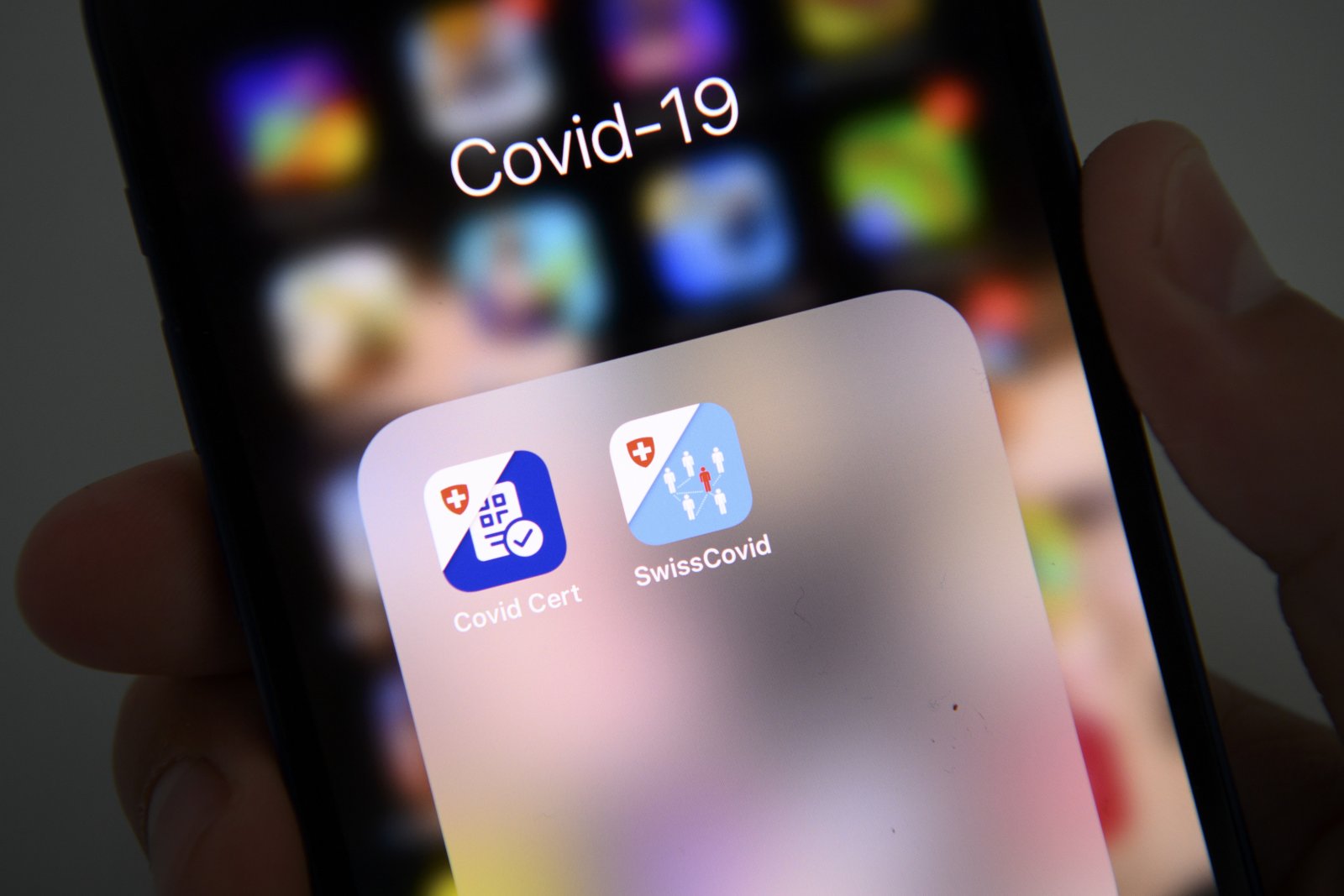 Die Covid-Zertifikats-App und die Swisscovid-App auf einem Apple Iphone. (Bild: Keystone/Laurent Gillieron)
