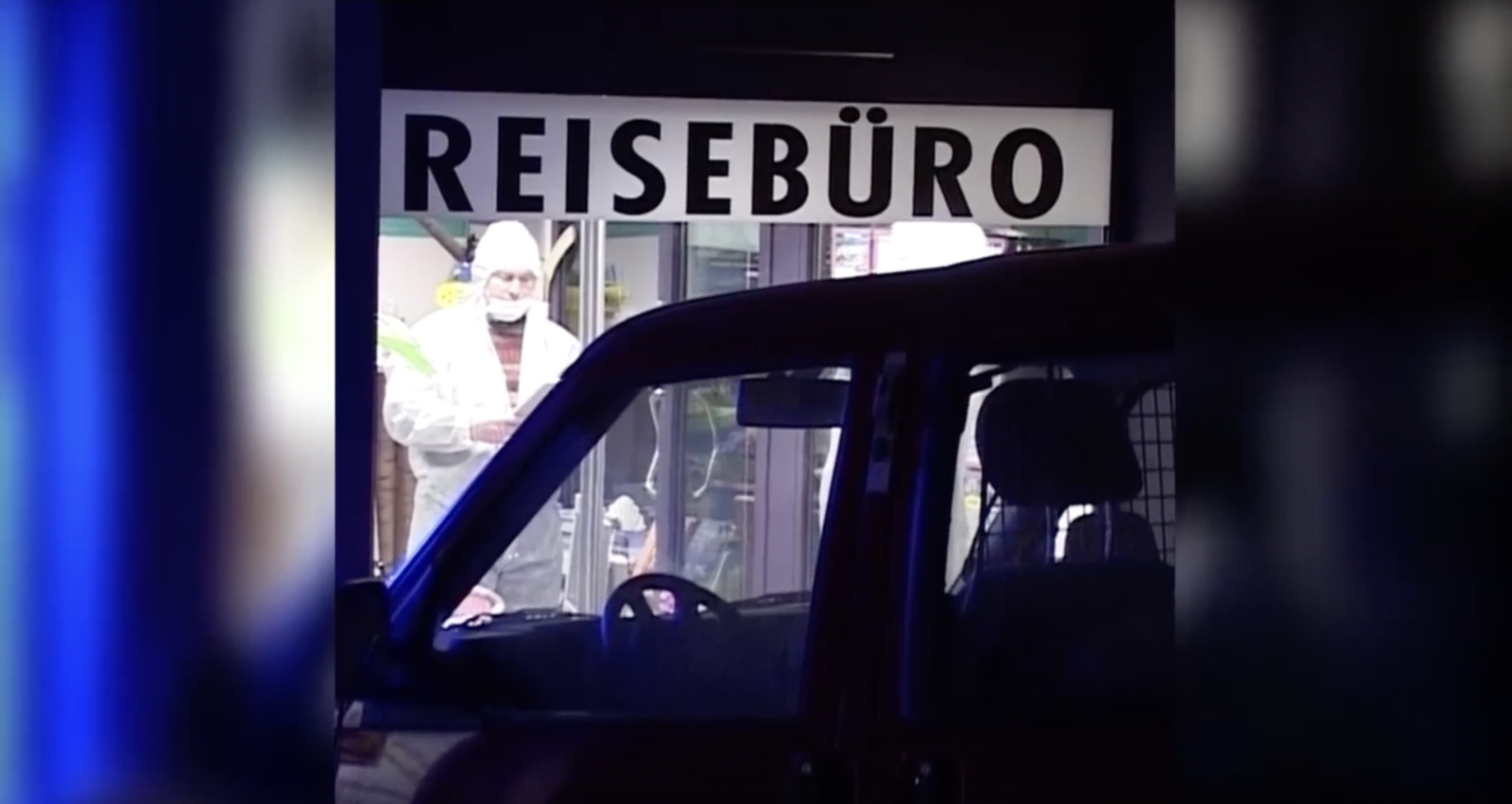 Polizisten bei der Spurensicherung im Reisebüro in Altdorf. (Screenshot: Tele Züri)