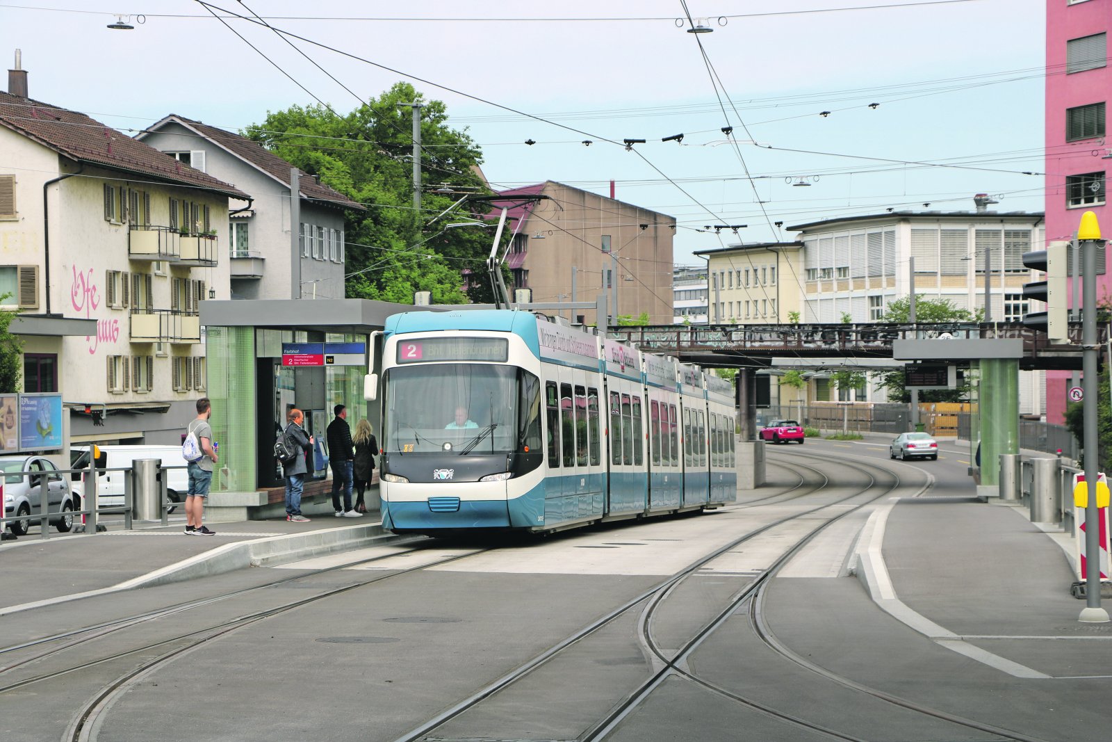 Ein breites Trassee, dazu grosse Haltestellen: Eine Tramlinie benötigt viel Platz, die Autofahrer werden an den Rand verdrängt. Foto: Wikipedia