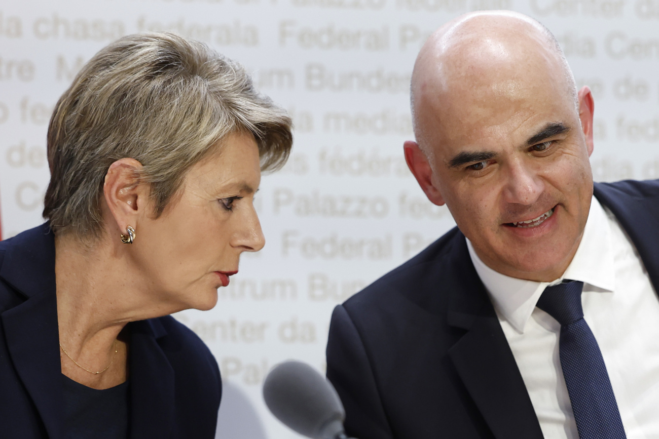 Gesetzeskram beiseite gefegt: Bundespräsident Alain Berset (SP) und Bundesrätin Karin Keller-Sutter (FDP) an der Medienkonferenz zur Rettung der Credit Suisse am 19. März 2023. Bild: Keystone
