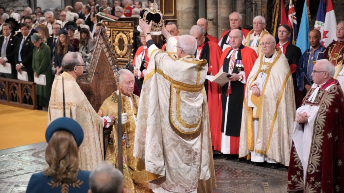 Justin Welby, der Erzbischof von Canterbury, krönt in Westminster Abbey König Charles III.