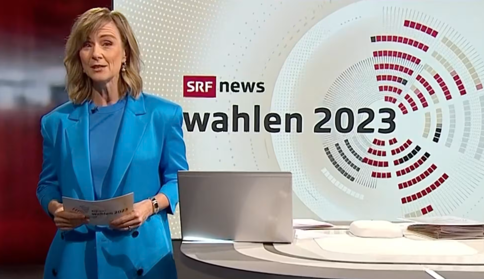 SRF-Journalistin Natalie Christen begrüsst das Publikum am Sonntagmittag zur Spezial-Wahlsendung. (Bild: Screenshot SRF)