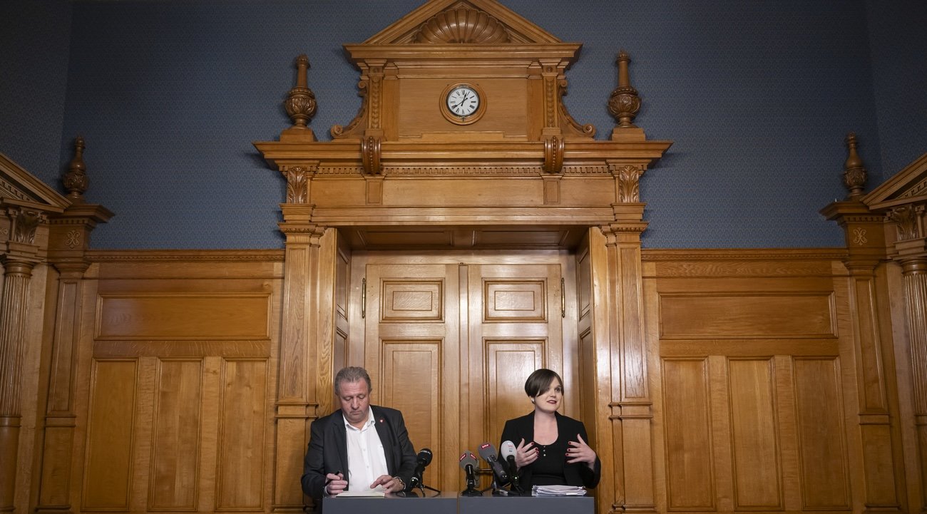 Sarah Wyss (SP), Präsidentin der Finanzkommission des Nationalrats, und Jacques Nicolet (SVP), Vizepräsident der Finanzkommission des Nationalrats, an der Pressekonferenz zum Budgetentwurf. Bild: Keystone