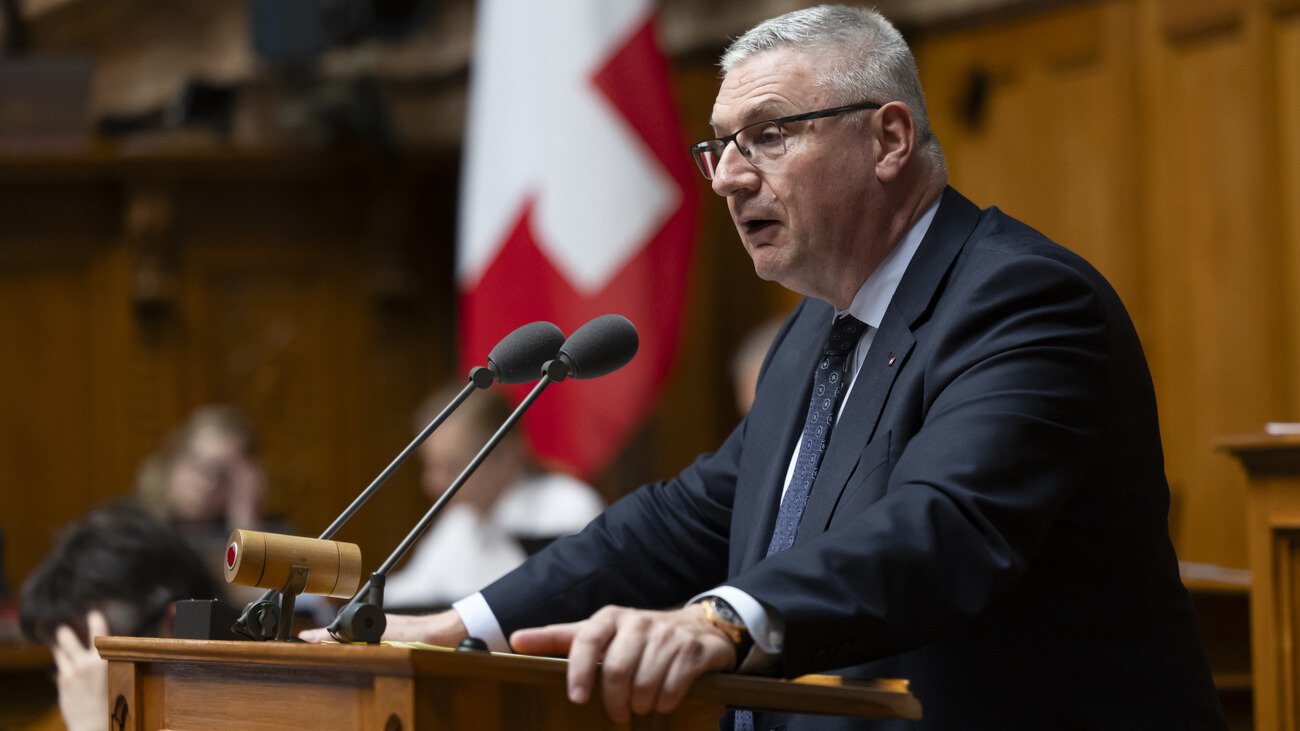 SVP-Nationalrat Andreas Glarner wollte den Lohn den Parlamentarier halbieren. Bild: Keystone